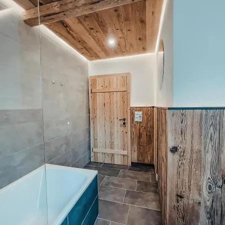 Alpenluxus Presents Oldwood Chalet - Balcony & Car Park Fuegen Exterior photo