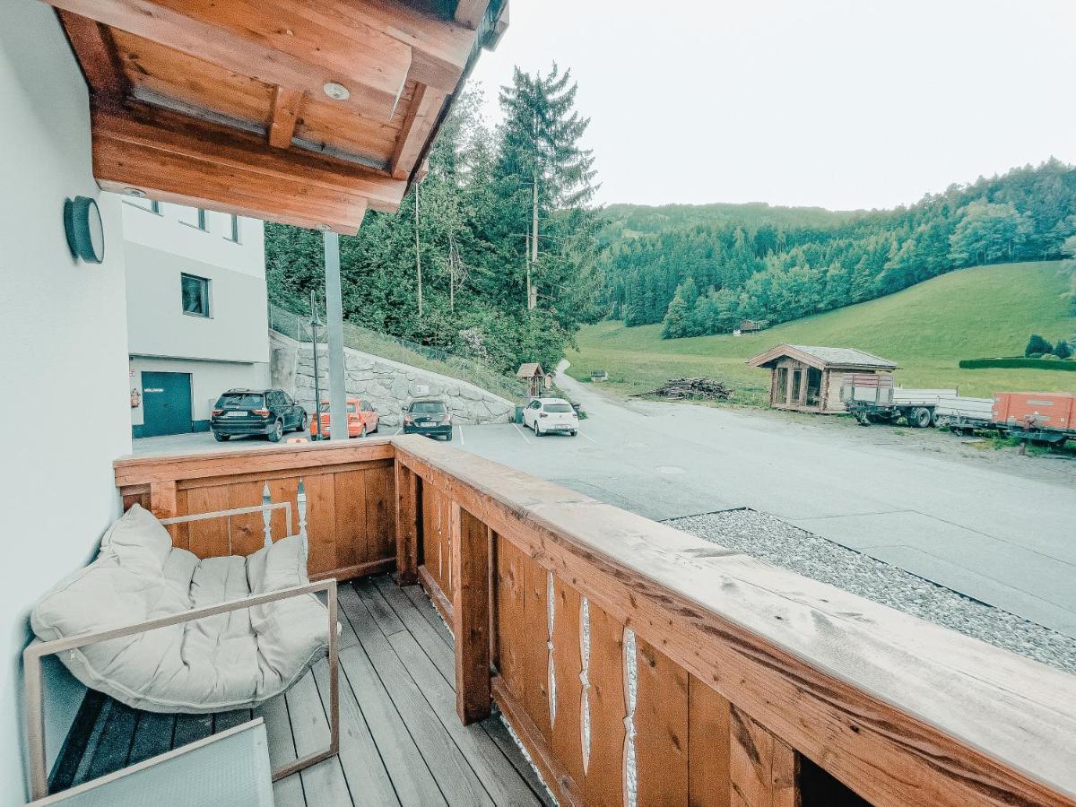 Alpenluxus Presents Oldwood - Balcony & Car Park