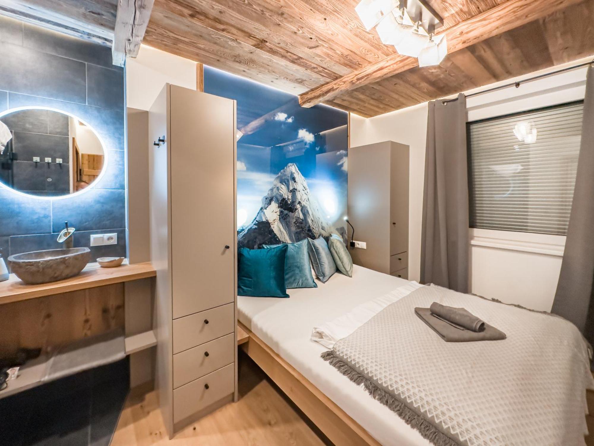 Alpenluxus Presents Oldwood - Balcony & Car Park