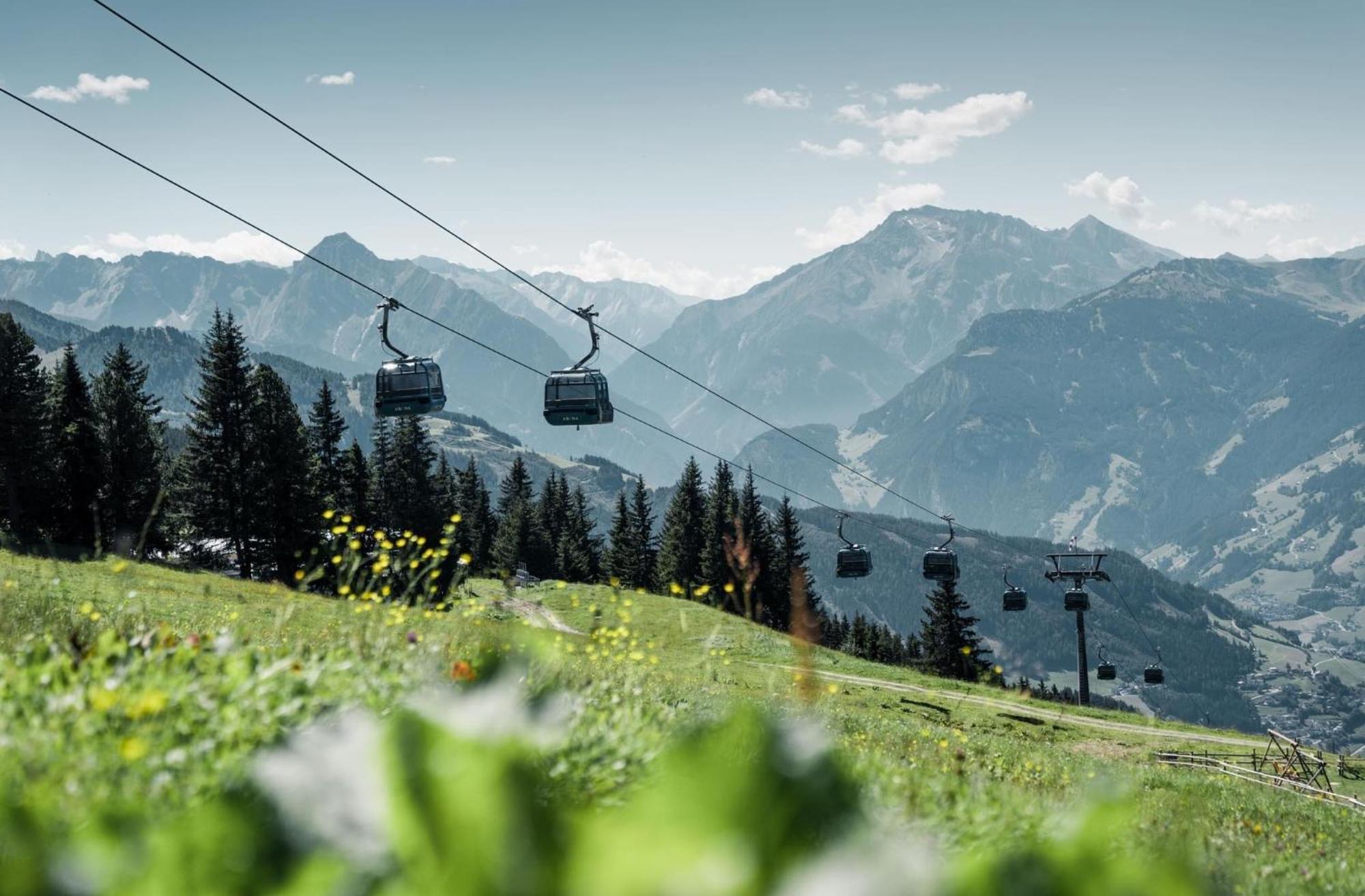 Alpenluxus Presents Oldwood - Balcony & Car Park